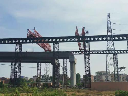 中建興成智造四臺聯(lián)吊百米軌道起重機(jī)